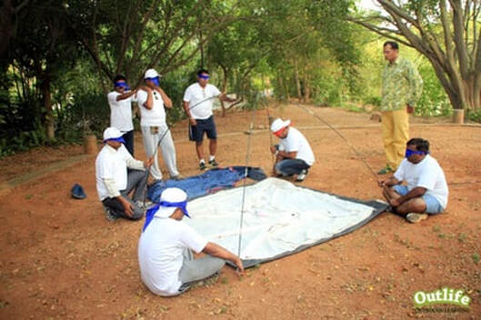 New managers practicing communication and collaboration through an experiential activity